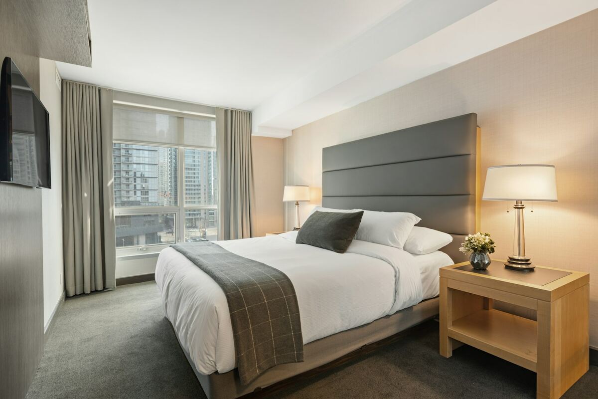 Hotel room with a clean rug